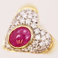 Ring med cabochonslipad behandlad rubin samt briljantslipade diamanter 31 x ca 0,03ct, stl: 16½, ostämplad, 18K guld Vikt: 14,9 g