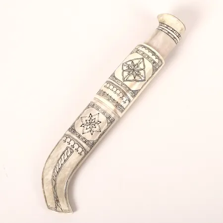 Samekniv, helhorn, damaskerat blad, signerad Anders Jonsson, Vidsel, renhorn, rikt dekorerat med stiliserade blommor och bårder, längd 22cm, slitage, blad några mindre nagg.  Vikt: 0 g