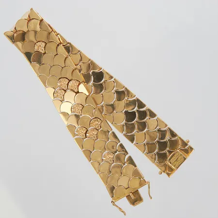 Armband, längd:19,5cm, bredd:17mm, Vicenza Italien, ihålig, mindre bucklor, 18K. Vikt: 31,1 g