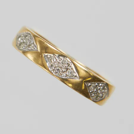 Ring med diamanter 12 x ca. 0,01ct, Ø17½, bredd: 4mm, GHA, 18K Vikt: 2,9 g