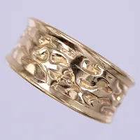 Ring mönstrad, stl ca 16, bredd ca 4-8,4mm, 18K  Vikt: 1,4 g