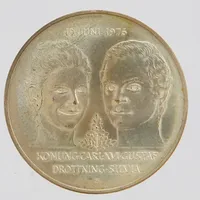 Silvermynt, Ø36mm, Det kungliga bröllopet 1976, KONUNG·CARL·XVI·GUSTAF/ DROTTNING·SILVIA/19·JUNI·1976, nominellt värde 50 kronor, finhalt 925/1000. Vikt: 27g.