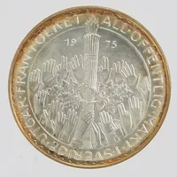 Silvermynt, Ø36mm, Nya grundlagen 1975, ALL·OFFENTLIG·MAKT·UTGÅR·FRÅN·FOLKET, nominellt värde 50 kronor, finhalt 925/1000, vikt: 27,0g, plastetui.