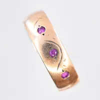 Ring med cerise stenar, stl 18, bredd 6 mm, 18K. Vikt: 4,5 g