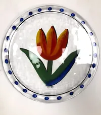 Uppläggningsfat, Tulipa, Ulrica Hydman-Vallien för Kosta Boda, handmålat glas, Ø33cm, signerad, etikettmärkt. Skickas med paket.