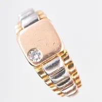 Klackring med diamant 0,15ct Top Wesselton VS Enlogt gravyr, stl 19, bredd 5-11 mm, 18K. Vikt: 26,2 g