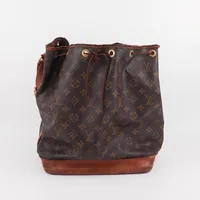 Väska Louis Vuitton, Noé, monogram canvas med skinndetaljer, mått ca 34 x 27 x 19cm, beslag i gulmetall, kraftigt slitage på skinn samt fläckar invändigt, dustbag 