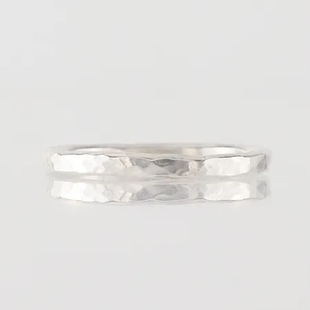 Ring silver, storlek 17 ¼ mm, bredd 2 mm, ej stämplad. Vikt: 1,7 g