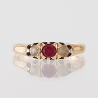 Ring med 3 st stenar, guldsmed Olof Pettersson Stockholm 1962, storlek 17 ½ mm, bredd 1.6-4.5 mm, 18k. Vikt: 2,2 g