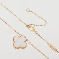 Collier, Van Cleef & Arpels, Vintage Alhambra Pendant, vit pärlemor, referensnr. VCARA45900, serienummer: JE128130, längd 40-45 cm, 18K guld. Nypris 36 600sek.  Vikt: 4,5 g