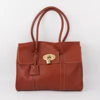 Väska" Bayswater" Mulberry, I brunt präglat skinn, med bricka och bottennitar i mässingsfärgad metall, fodrad i mocka, invändigt med fack, märkt "Mulberry " samt numrerad, hänglås och nyckel, mått ca 36x30x16cm, inga övriga tillbehör, bruksslitage