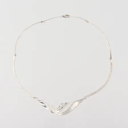 Collier, längd 39 cm, bredd 2.7-15 mm, stämplat Ritta Hakala SGS , silver 925/1000 Vikt: 13,6 g