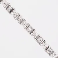 Armband med briljant-, samt baguetteslipade diamanter totalt ca 3,75ct, längd 18½cm, bredd 4mm, 18K vitguld Vikt: 20,7 g