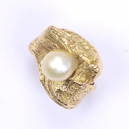 Ring med barock pärla, troligen odlad sötvatten, organisk form, stl 15½, bredd 3-16mm, 18K Vikt: 9,5 g