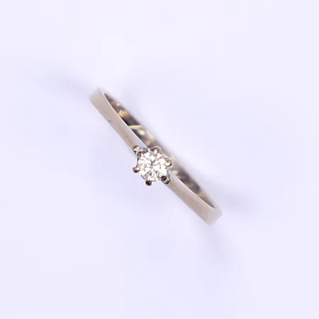 Ring med diamant 0,10ct enl. gravyr, stl 15, bredd 2-3mm, gravyr, vitguld 18K Vikt: 1,5 g