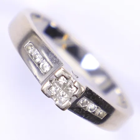 Ring med diamanter totalt ca 0,10ctv, stl 18¾, bredd 2-5mm, vitguld 18K Vikt: 4,8 g