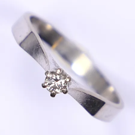 Ring med diamant 0,10ct TW/VS enl. gravyr, stl 16¾, bredd 3mm, bruksslitage, vitguld 18K  Vikt: 2,6 g