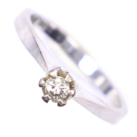 Ring med diamant 0,12ct enl. gravyr, stl 16¾, bredd 2-4mm, vitguld 18K Vikt: 3 g