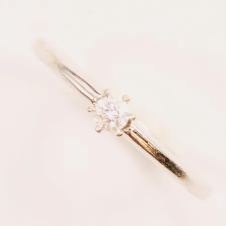 Ring, vitguld med diamant ca 0,03ct, Ø15½, bredd:3mm, 18K 1,2g.