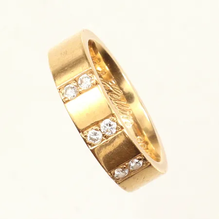 Ring med diamanter 6 x ca 0,03ct, stl 16, bredd 5mm, gravyr, 18K Vikt: 7,2 g