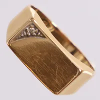 Klackring med diamant 0,005ctv, stl 15¾, bredd 7,45mm, repor, 18K  Vikt: 2 g