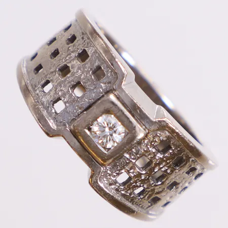 Ring med briljantslipad diamant ca 0,16ct, stl 17½, bredd 10,9mm, vitguld, 18K  Vikt: 11,2 g