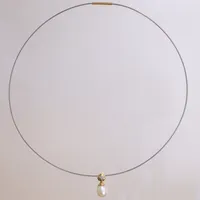 Collier i stål med diamant 1xca0,04ct, hänge i 18K guld med odlad sötvattenpärla, längd 45cm, bredd 1-19mm, lås i guld, 18K bruttovikt: 5,2g Vikt: 2,5 g