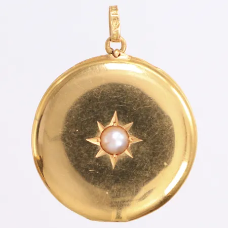 Medaljong/fotogömma med halvpärla, längd 31mm, C.G. Hallbergs guldsmeds AB, Stockholm år 1918, invändigt glas saknas, 18K guld. FINNS FÖR VISNING PÅ PANTBANKEN ÖSTERMALM Vikt: 6,2 g