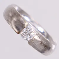 Ring med briljantslipad diamant 0,46ct, TW(G)/VVS1, stl 17 (54), bredd 4,8mm, modell Centenary 1493B, design Kim Buck 2004, Georg Jensen, gravyr, repor, originalask, vitguld 18K Vikt: 8,3 g