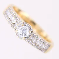 Ring med briljantslipade diamanter 1 x 0,16ct, 12 x 0,015ct, 56 x 0,005ct, stl: 17, bredd 3,8-5,5mm, GHA, 18K. Vikt: 5 g