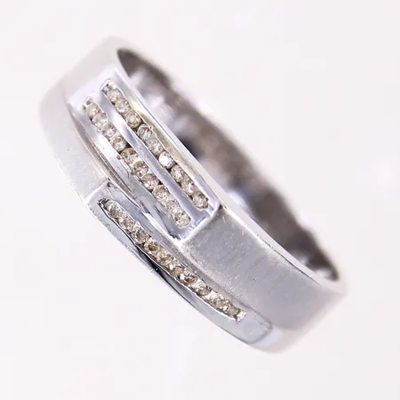 Ring med briljantslipade diamanter 30 x ca 0,005ct, stl: 19¾, bredd 5,1-6,5mm, vitguld 18K.  Vikt: 4,5 g