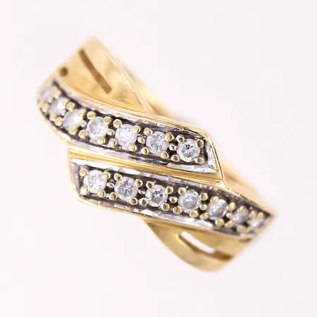 Ring med briljantslipade diamanter 14 x 0,02ct, stl: 16, bredd 2,6-10mm, GHA, 18K.  Vikt: 4,7 g