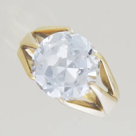 Ring med sten, Ø 17½ mm, bredd 11,5 mm, sliten sten, 18K Vikt: 6,5 g