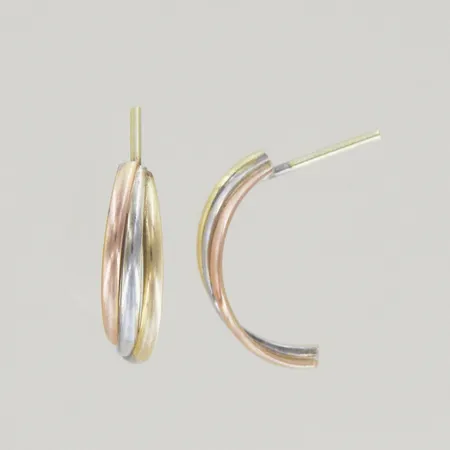 Ett par örhängen 3 färger, höjd 19 mm, bredd 5 mm, ploppar saknas, 18K Vikt: 2,1 g