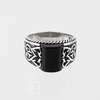 Ring med svart sten, stämplad KAR, stl 19½mm, bredd 5,8-13,6mm, silver 925/1000 Vikt: 8 g