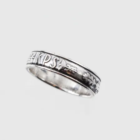 Ring mönstrad med text KPS, stl 16½mm, bredd5mm, Westins Atelje Stockholm 1966, silver  Vikt: 3,7 g