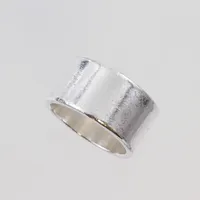 Ring, stl ca 18½mm, bredd 11,7mm, silver 925/1000 Vikt: 12,8 g