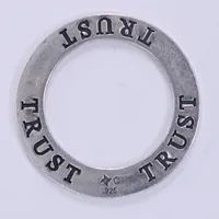 Hänge med text: TRUST, Ø 23mm, 925/1000, Silver  Vikt: 2,5 g