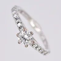 Ring vitguld, diamant troligen syntetisk ca 0,40ct, stl 16¾, graverad, 18K Vikt: 3,3 g