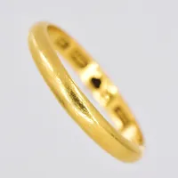 Ring, stl 21¼, graverad, sliten skena, 23K Vikt: 5,4 g