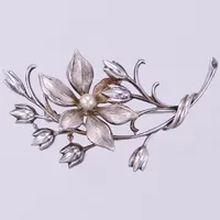 Brosch Blomstermotiv med pärla, längd ca 3cm, bredd ca 55,2mm, Svensk importstämpel, silver 830/1000 Vikt: 8,1 g