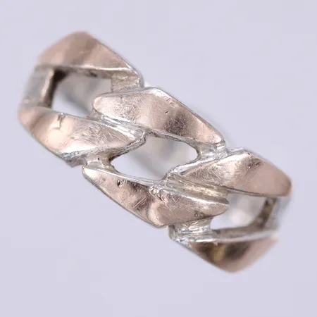 Ring mönstrad, stl ca 16¼, bredd ca 4,1-7,8mm, detaljer i 18K guld, silver 950/1000  Vikt: 3,5 g