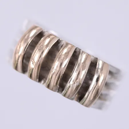 Ring mönstrad, stl ca 16, bredd ca 5,2-8,1mm, detaljer i 18K guld, silver 950/1000  Vikt: 3,4 g