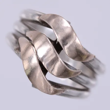 Ring mönstrad, stl ca 16¼, bredd ca 6,6-13,2mm, detaljer i 18K guld, silver 950/1000 Vikt: 3,6 g