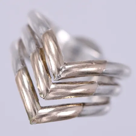 Ring mönstrad, stl ca 15¼, bredd ca 7-10,8mm, detaljer i 18K guld, silver 950/1000 Vikt: 4,3 g