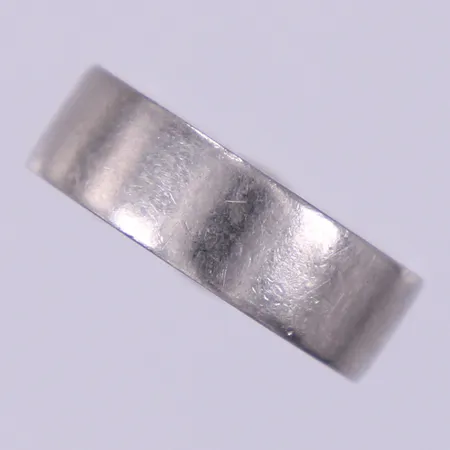 Ring slät stl ca 15, bredd ca 5,7mm, gravyr, otydliga stämplar, Palladium Vikt: 5 g