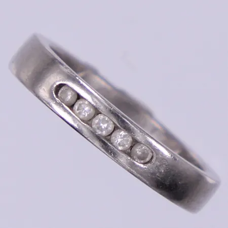 Ring med diamanter 5x0,02ct, stl ca 15, bredd ca 3,2mm, gravyr, Palladium  Vikt: 3,1 g