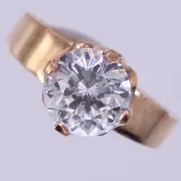 Ring med vit sten, stl ca 17, bredd ca 2,1-9mm, ALTON 1972, 18K  Vikt: 2,3 g