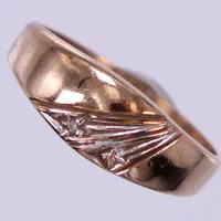 Ring med diamant 1 x ca 0,005ct, åttkantslipad, stl ca 16¾, bredd ca 2,5-6,6mm, synlig reparering av skenan, 8K  Vikt: 1,3 g