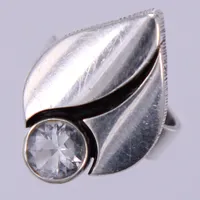 Ring med vit sten, Sten & Laine, stl ca 17, bredd ca 4,6-23,2mm, justerbar, aningen skev skena, silver 925/1000  Vikt: 4,9 g